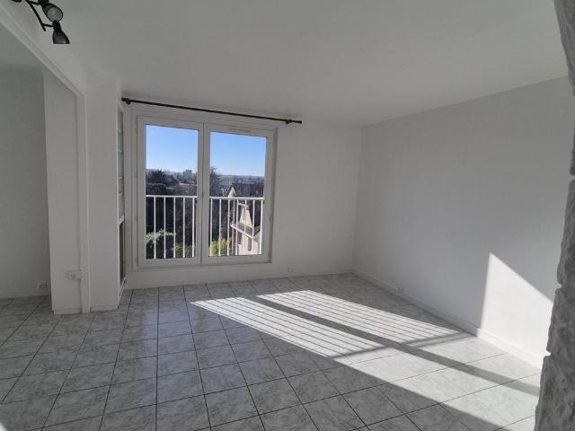 Location Appartement 4 pièces 64m² ST MAUR DES FOSSES 94100