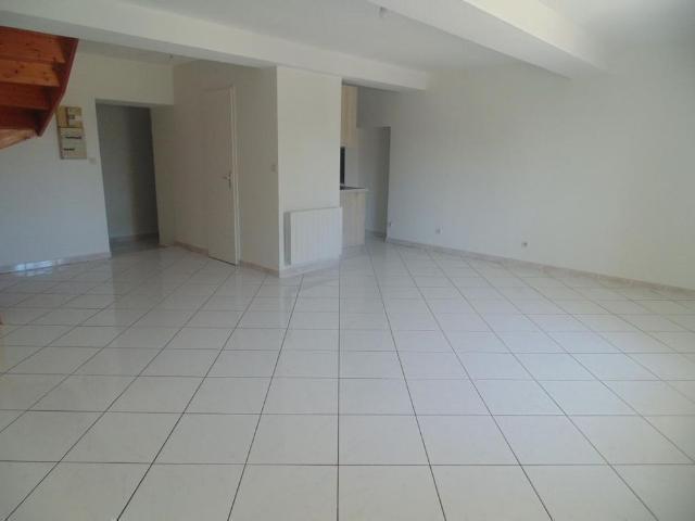 Location Appartement 4 pièces 70m² ST PAUL DE VARAX 01240