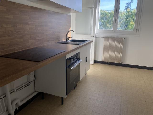 Location Appartement 4 pièces 80m² NIMES 30000