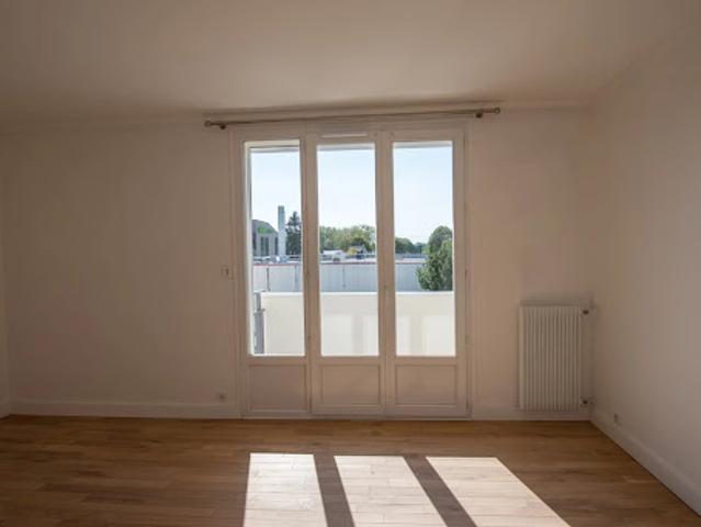 Location Appartement 4 pièces 82.89 m2 Saint Cyr l'Ecole