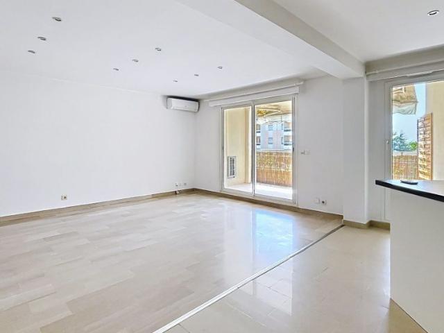 Location Appartement 4 pièces 84m² MOUGINS 06250