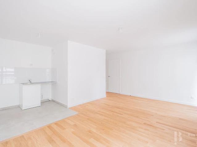 Location Appartement 4 pièces 93.8 m2 Courbevoie