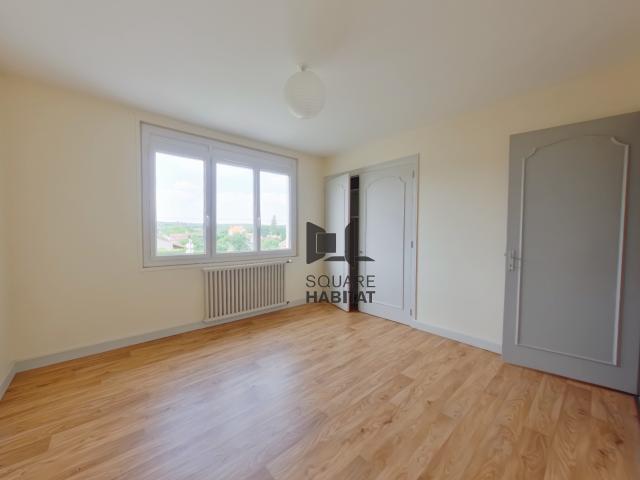 Location Appartement 4 pièces 100m² LUSSAC LES CHATEAUX 86320