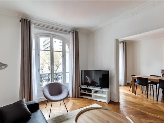 Location Appartement 4 pièces 101 m2 Paris 19ème