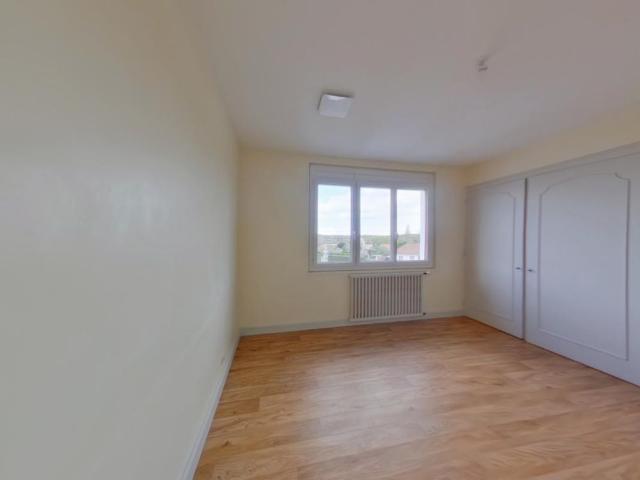 Location Appartement 4 pièces 107m² LUSSAC LES CHATEAUX 86320