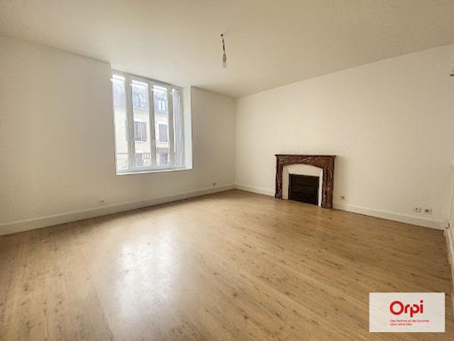 Location Appartement 4 pièces 110.79 m2 Montluçon