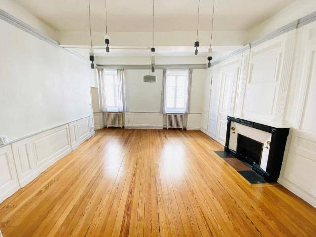 Location appartement 4 pièces 111.1 m² à Mâcon 71000 4 880 €