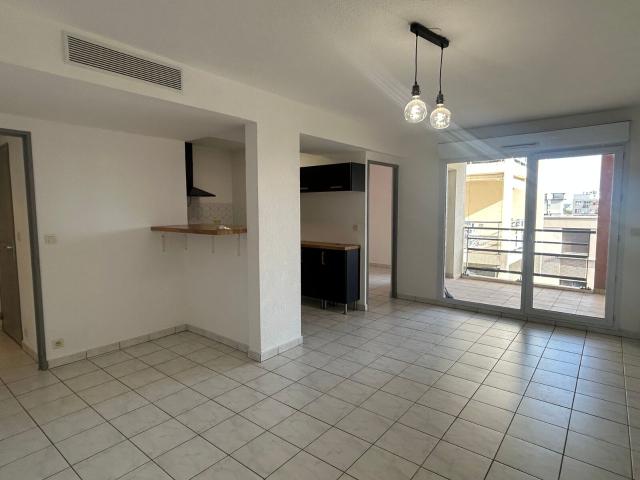 Location appartement, 53.79 m² T 3 à Nîmes, 850 €