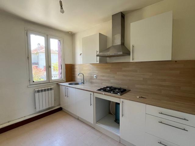 Location appartement, 56.8 m² T 3 à Saint Yrieix la Perche, 550 €