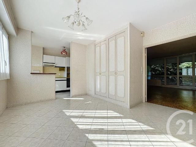Location Appartement 5 pièces 99m² VAUX LE PENIL 77000