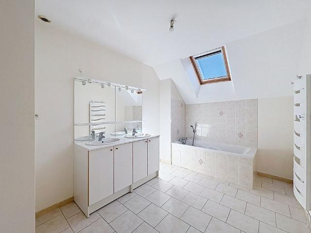 Location appartement 5 pièces, 115.00m², Château Gontier sur Mayenne