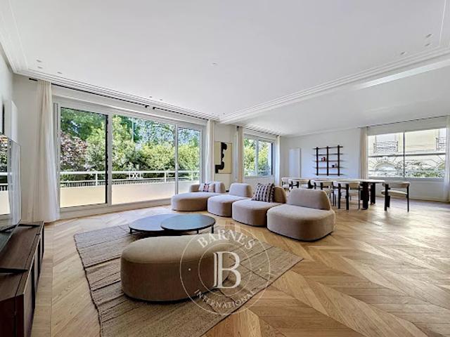 Location Appartement 5 pièces 212.67 m2 Paris 16ème