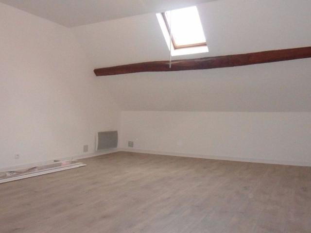 Location appartement, 64.17 m² T 3 à Villeneuve le Comte, 855 €