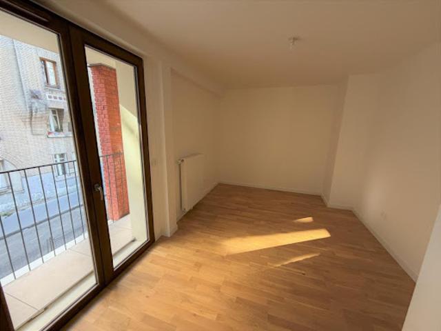 Location Appartement 6 pièces 146 m2 Paris 20ème