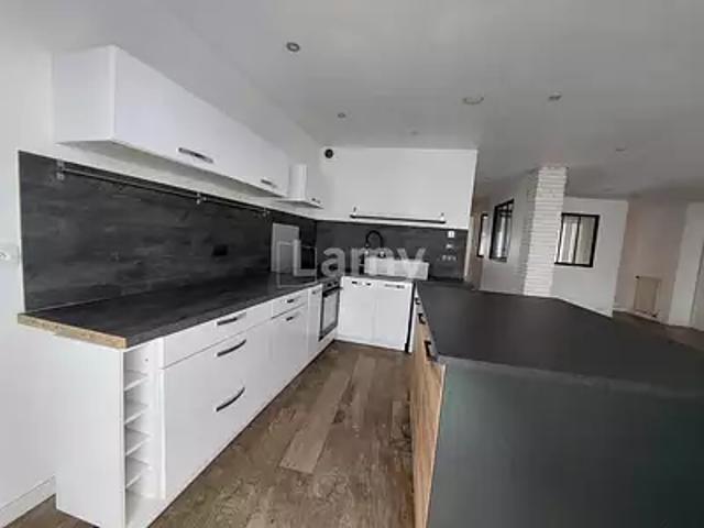 location appartement, 92.64 m² au dernier étage parking