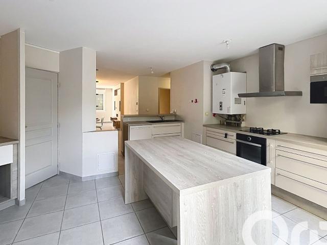 Location appartement, 107 m² T 4 à Villeurbanne, 1 740 €