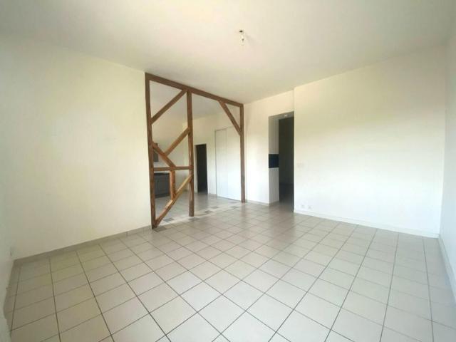 Location Appartement 119 m² à Neuville les Dames 790 ¤ CC /mois
