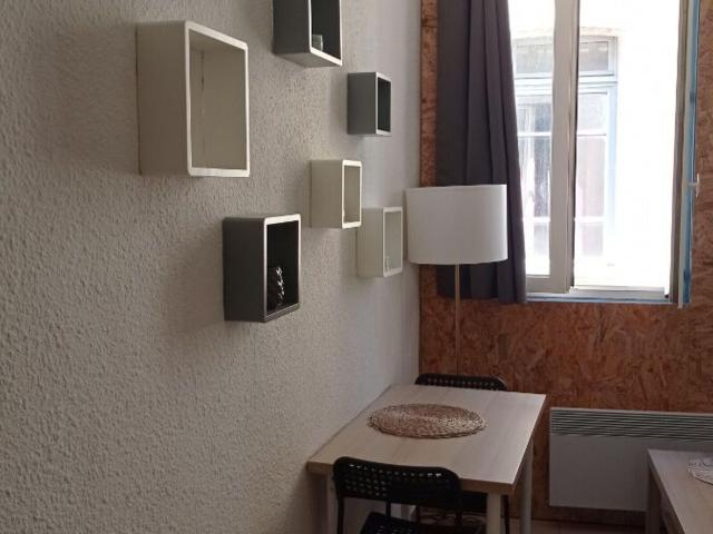Location appartement, 14.76 m² T 1 à Nîmes, 390 €
