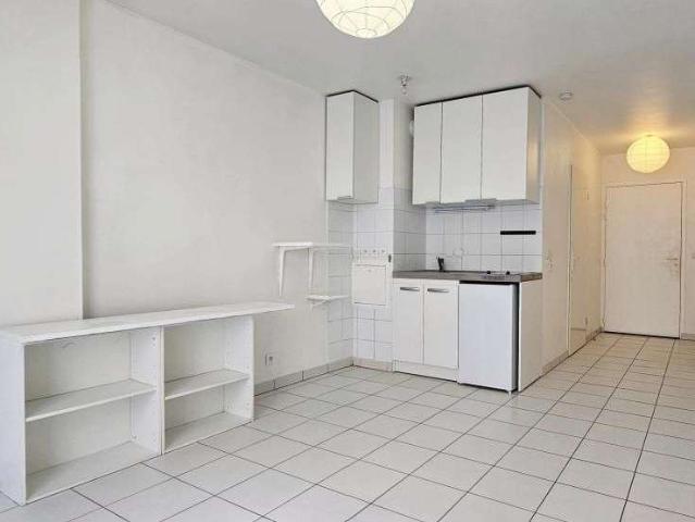 Location appartement 1 pièce Paris 18e 75