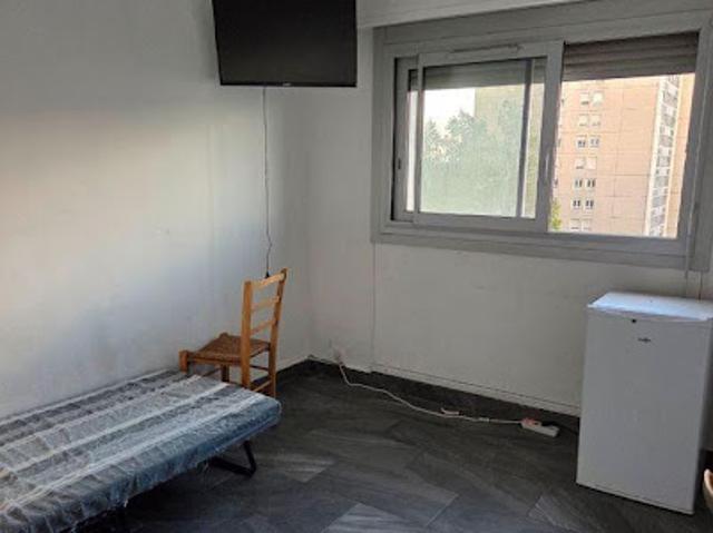 Location Appartement 1 pièce 100 m2 Venissieux