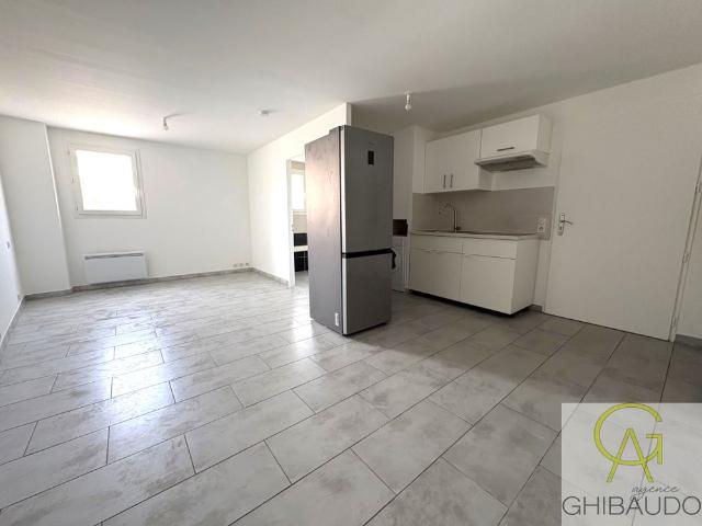 Location Appartement 1 pièce 27m² LUYNES 80ème