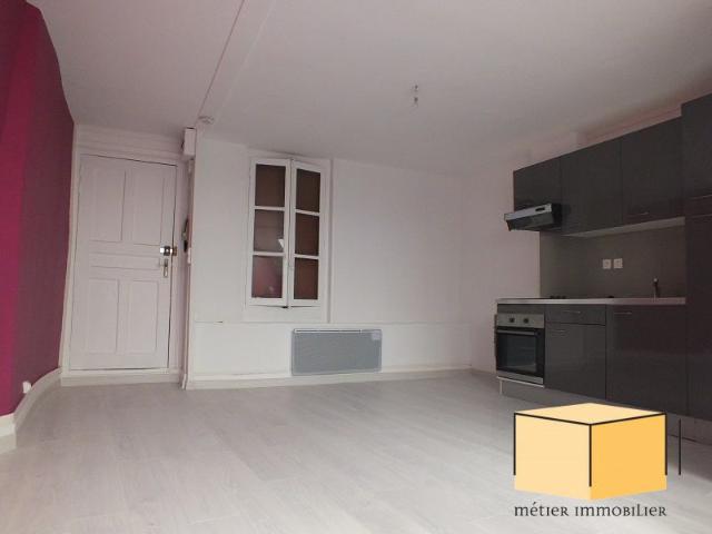 Location Appartement 1 pièce 30m² BELLEY 01300