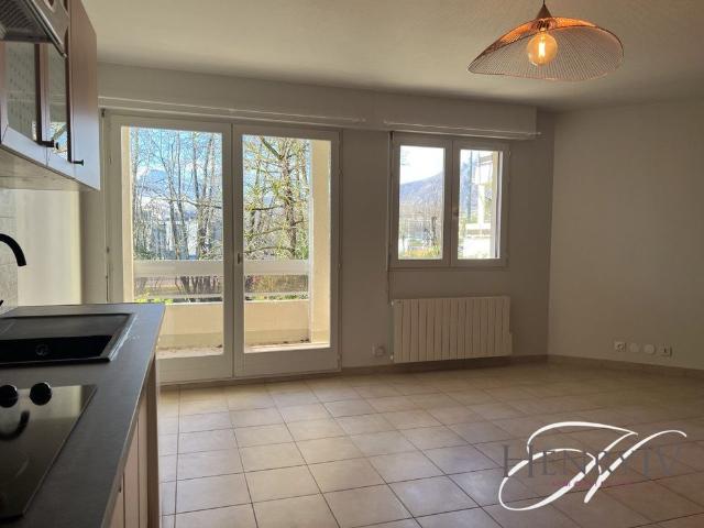 Location Appartement 1 pièce 42m² MEYLAN 38240
