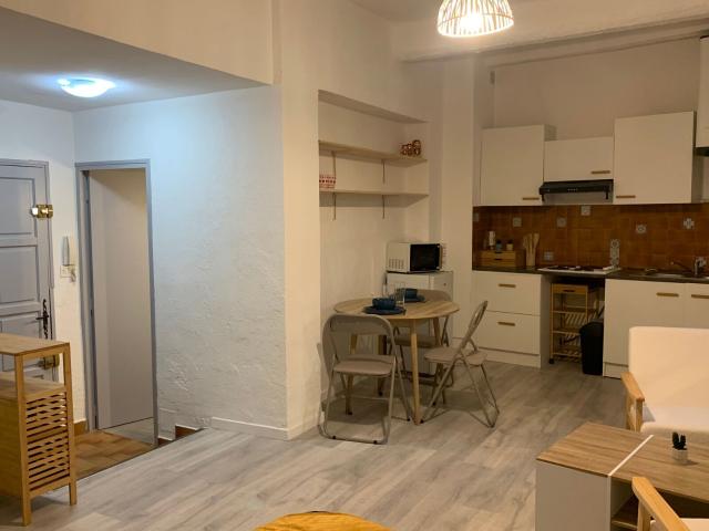 Location appartement, 27 m² T 1 à Nîmes, 490 €