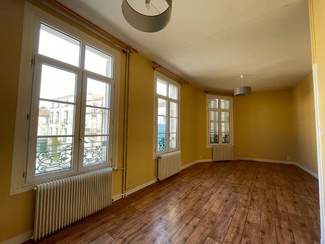 Location appartement 2 pièces, 65.00m², Fontenay le Comte