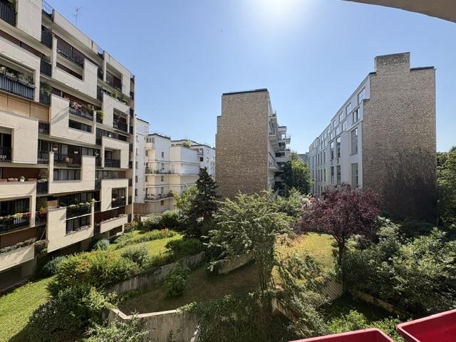 Location Appartement 2 pièces 65m² PARIS 18ème