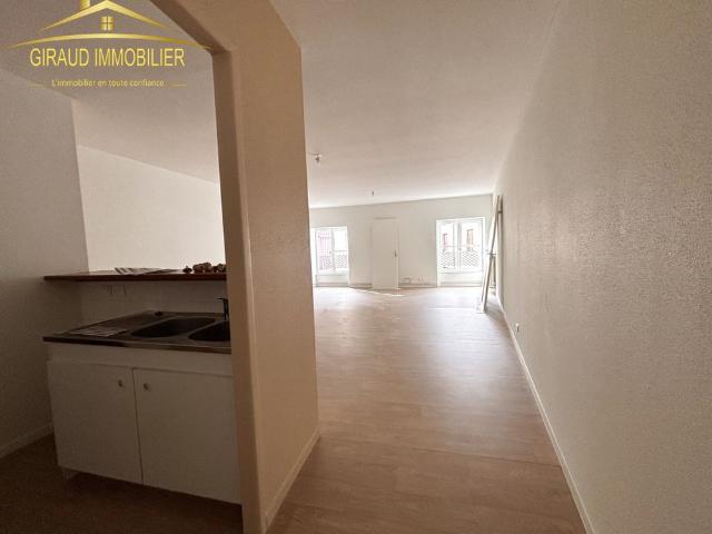 Location Appartement 2 pièces 66m² CHARLIEU 42190