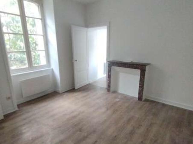 Location appartement 2 pièces Laval Centre Ville Cathédrale 53