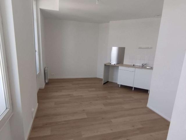 Location appartement 2 pièces Laval Centre Ville Cathédrale 53