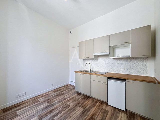 Location appartement 2 pièces Laval Centre Ville Cathédrale 53