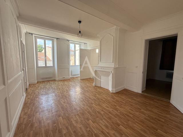 Location appartement 3 pièces, 48.00m², Saintes