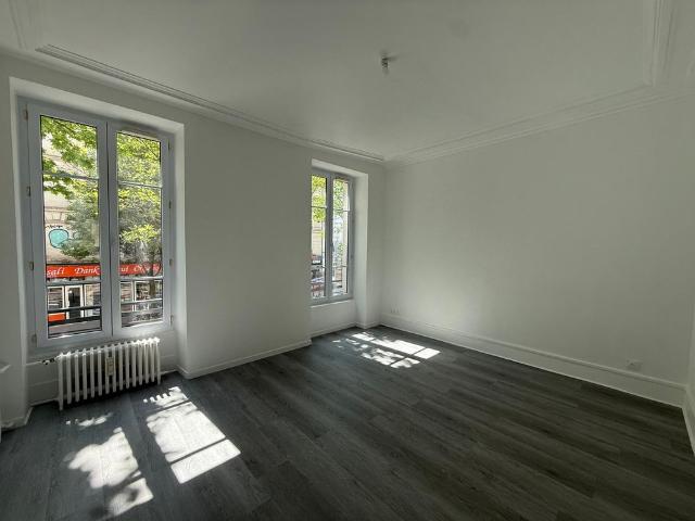 Location Appartement 3 pièces 61m² PARIS 18ème