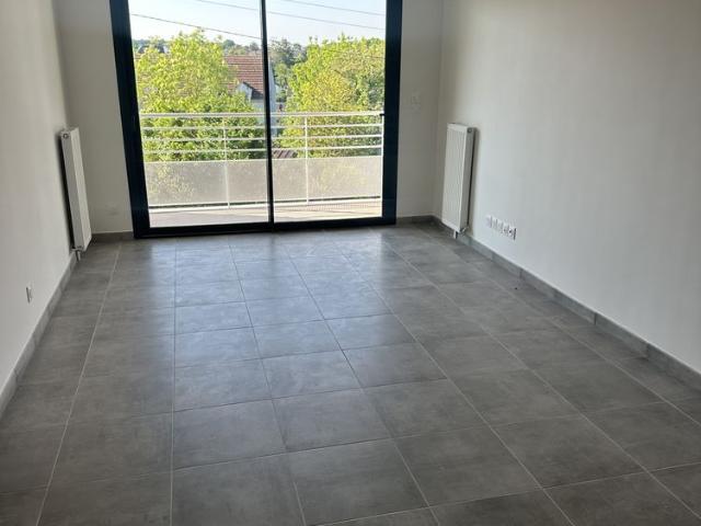 Location Appartement 3 pièces 64m² VAUX LE PENIL 77000