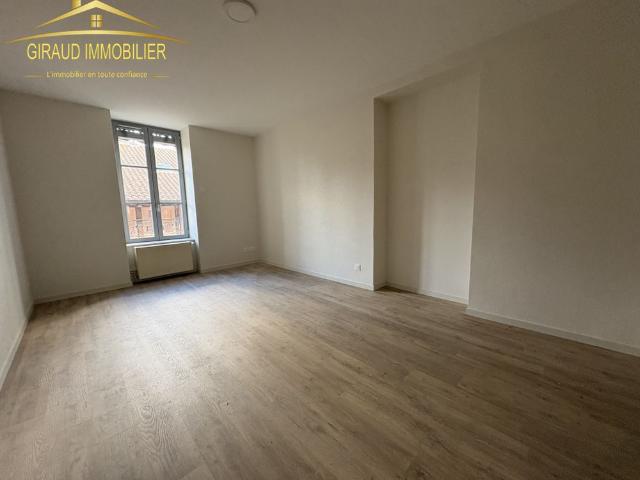 Location Appartement 3 pièces 69m² CHARLIEU 42190