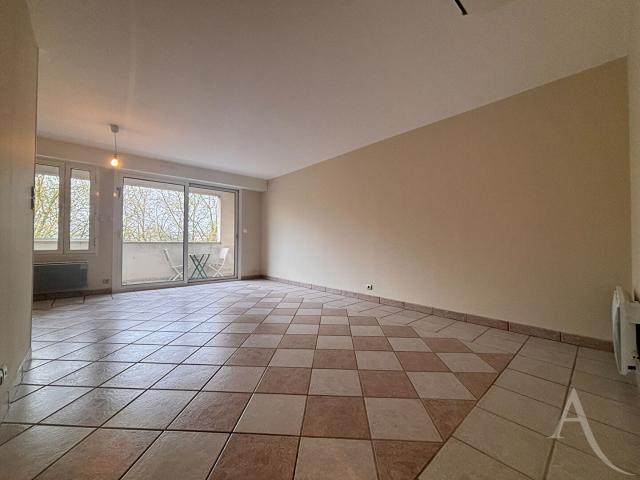 Location appartement 3 pièces, 82.00m², Bourges