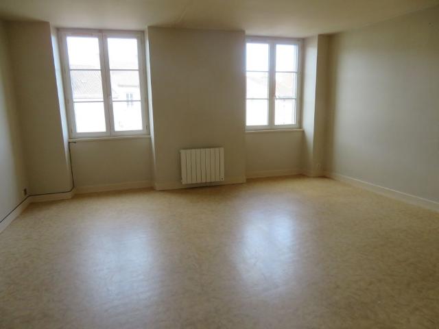 Location Appartement 3 pièces 84m² BELLAC 87300