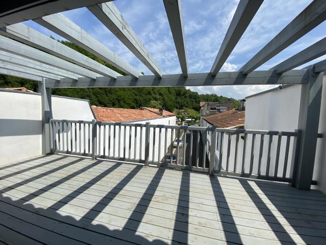 Location Appartement T3 avec terrasse au cœur de Saint Jean Pied de Port. | ERLEA IMMOBILIER