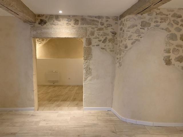 Location Appartement T2 de 40 m² en rez de chaussée d'un immeuble de village