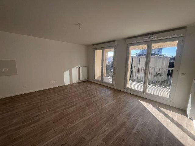 location Appartement T4 DE 76.2m² À BOBIGNY