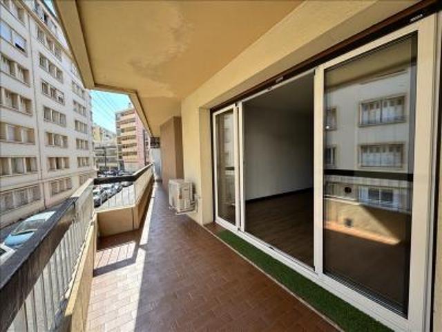 location appartement toulon 3 pièces 68 m2 var 83200 930 € / mois