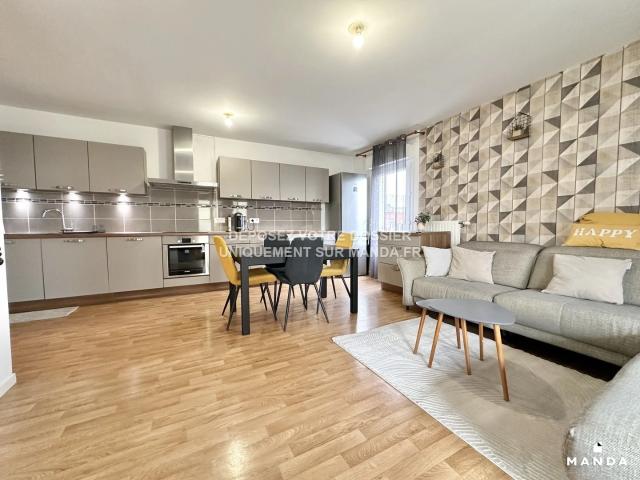 Location Appartement Cours Monseigneur Roméro, Évry