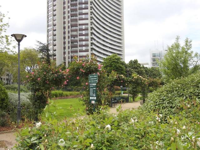 Location Appartement Ligne de La Râpée à Batignolles petite ceinture de Paris, Paris
