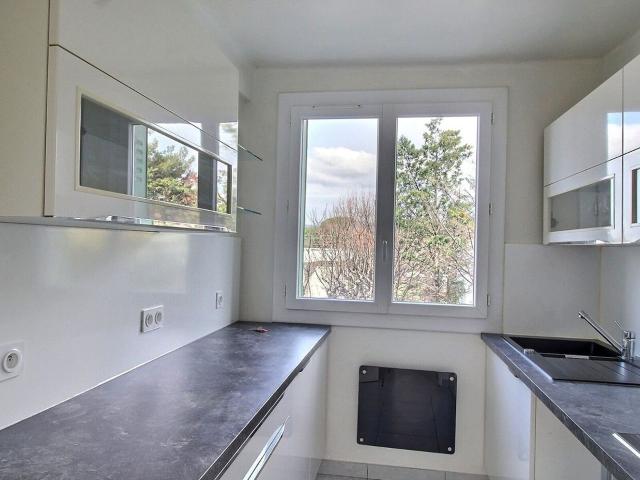 Location appartement, m² T 3 à Marseille 12, 888 €