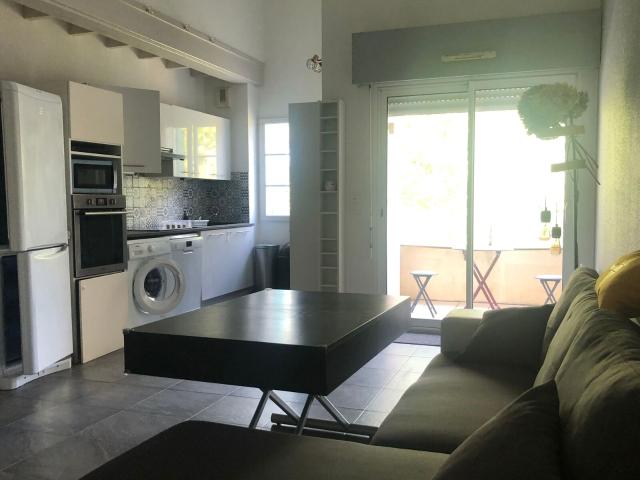 Location appartement, m² T 3 à Échillais, 800 €