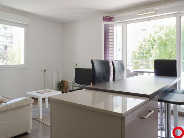 Location appartement, m² T 3 à Lyon 8, 1 043 €