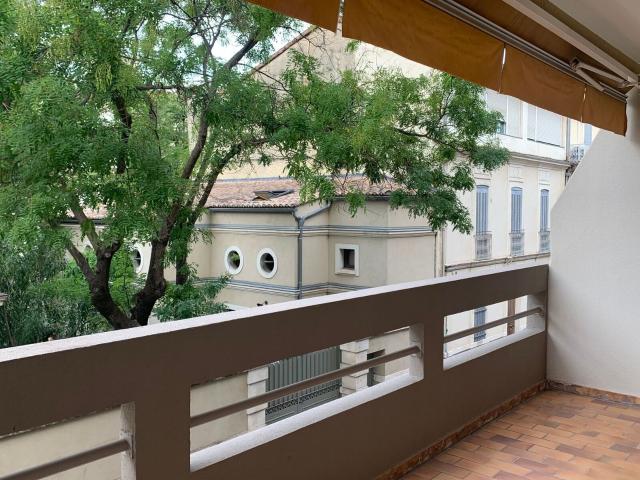 Location appartement, m² T 1 à Nîmes, 435 €